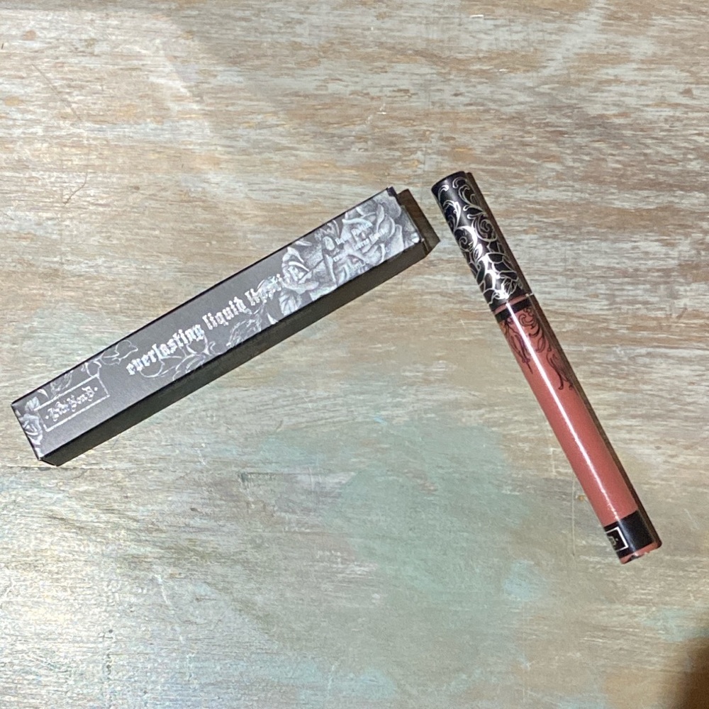 KVD Everlasting Liquid Lipstick: Lolita